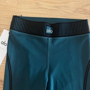 Alo Yoga Airlift 7/8 Line Up Legging in Midnight Green size XS- worn once